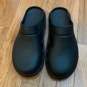 OOFOS OOCLOOG CLOG - BLACK